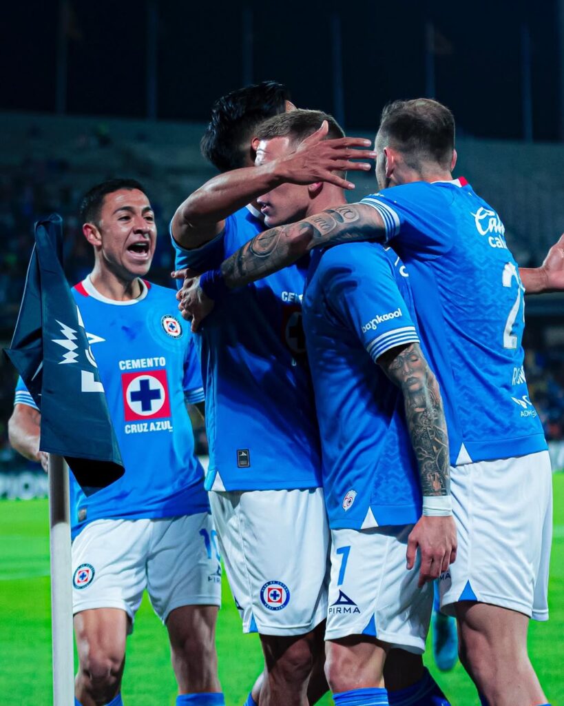 Jugadores disputando el balón en el partido de León vs Cruz Azul