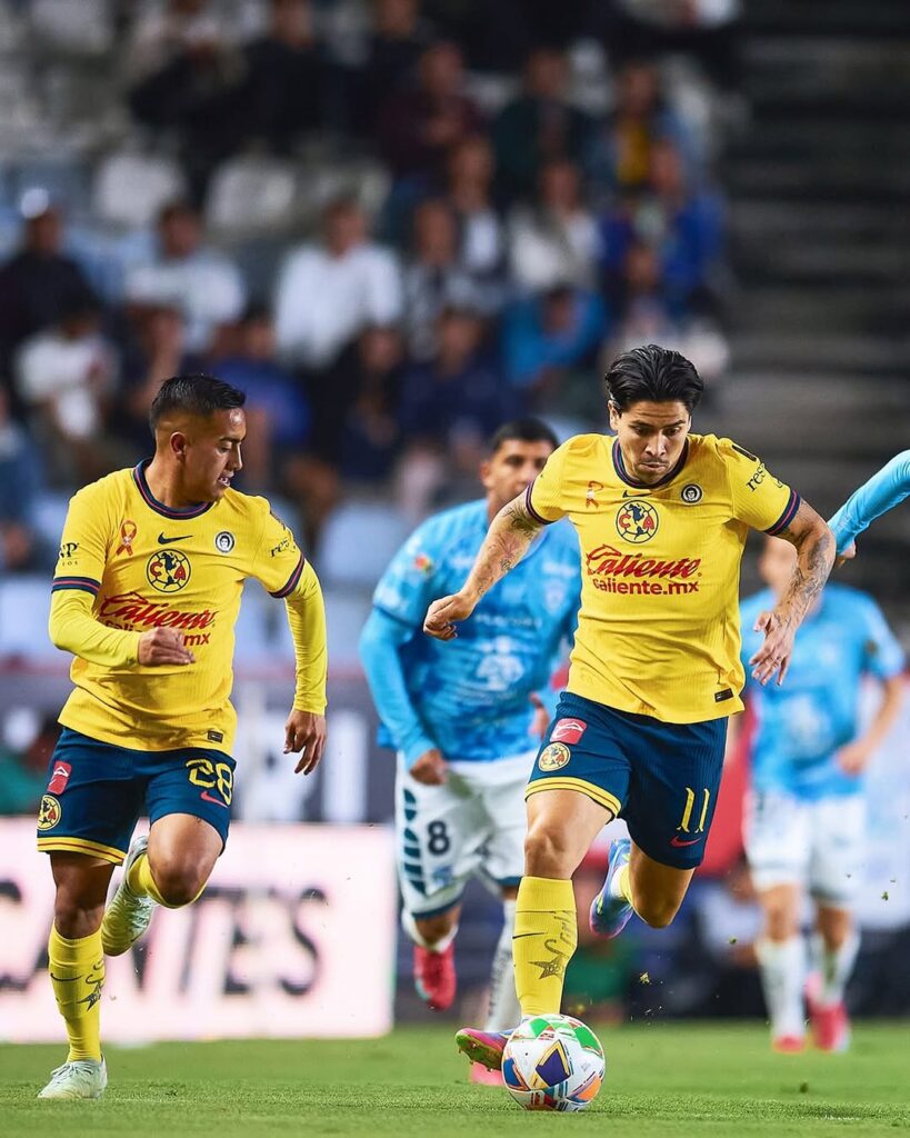 Portero de América evitando un gol durante el partido de Liguilla