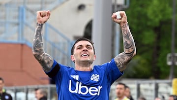 Jugadores disputando el como vs cagliari en el Stadio Giuseppe Sinigaglia