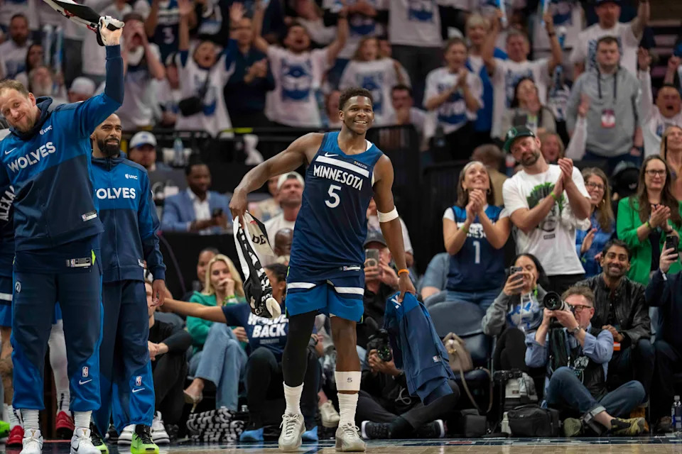 Anthony Edwards returns to Game 2 after injury, helping the Timberwolves tie the series