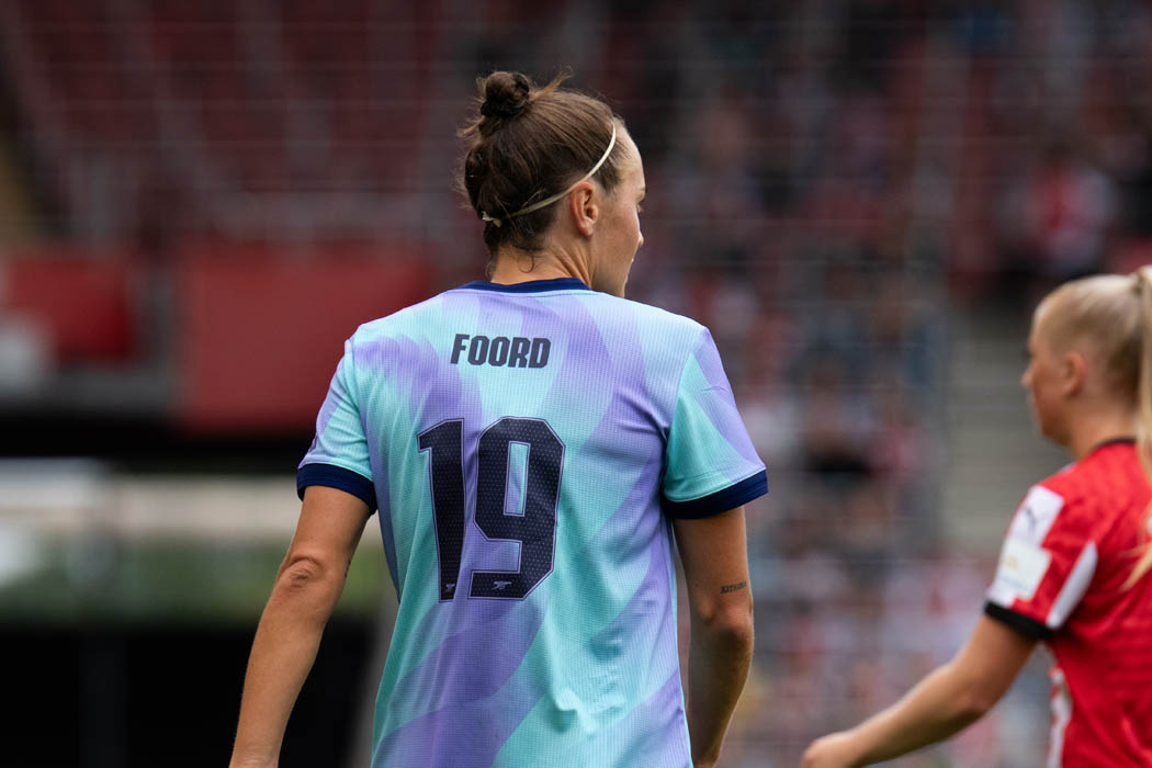 Arsenal vs Man Utd: WSL players competing for the ball