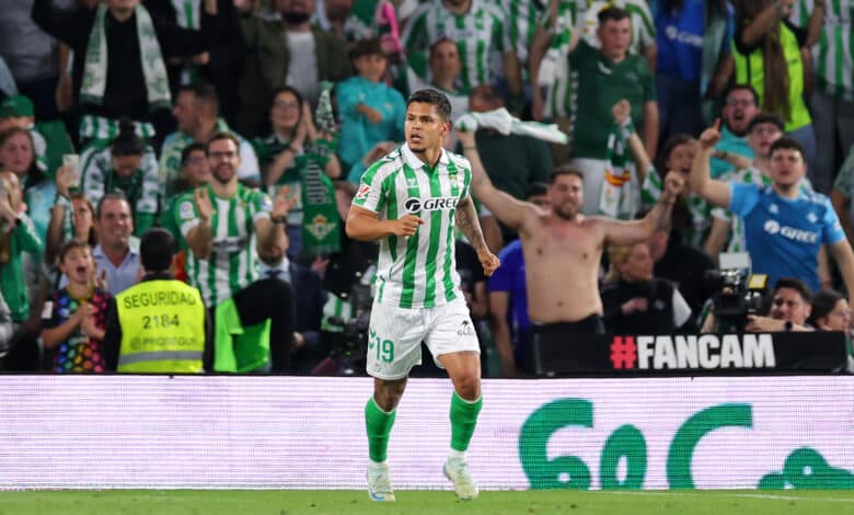 Cucho Hernández celebra gol en el Betis frente a Osasuna