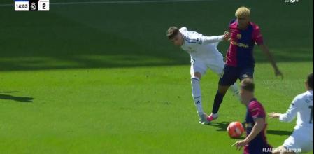 Dani Ceballos durante un momento clave del Clásico