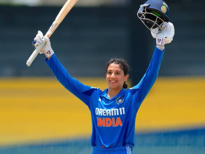smriti mandhana टीम इंडिया के लिए बैटिंग करते हुए