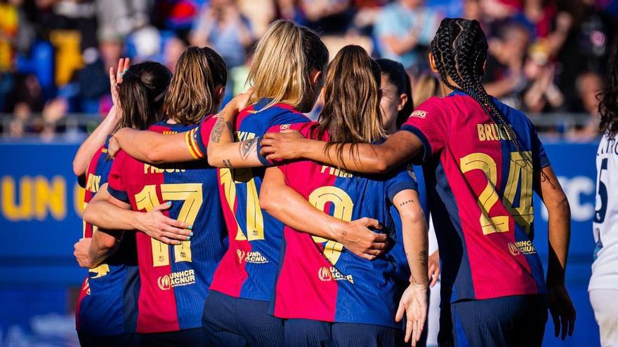 Jugadoras en acción durante el Real Betis vs Barcelona en Liga F