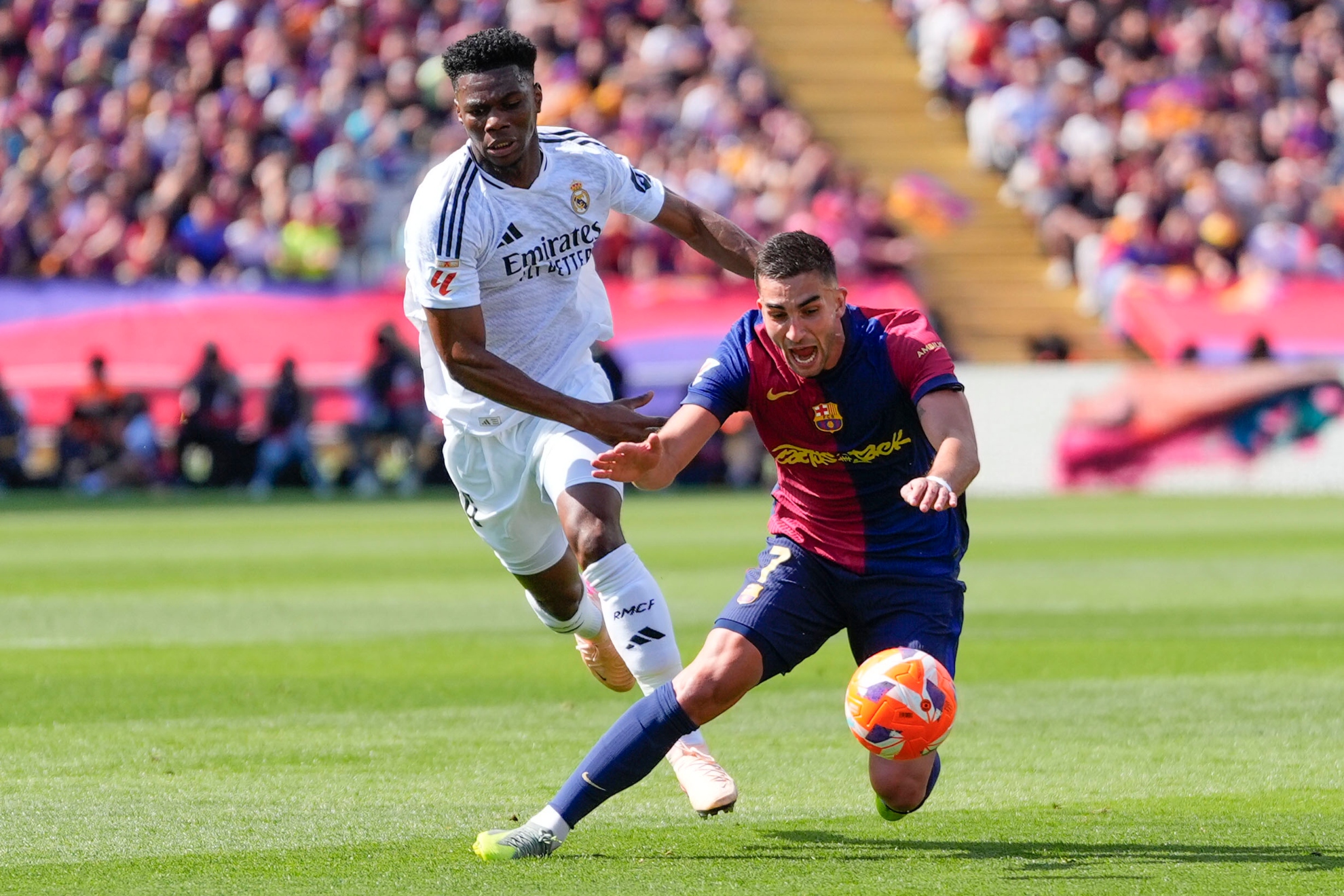 Aurélien Tchouaméni disputa el balón en un partido con el Real Madrid