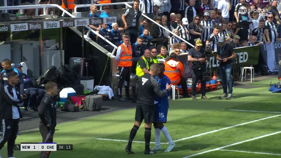 Nicolas Jackson clashing with Newcastle players during Premier League match