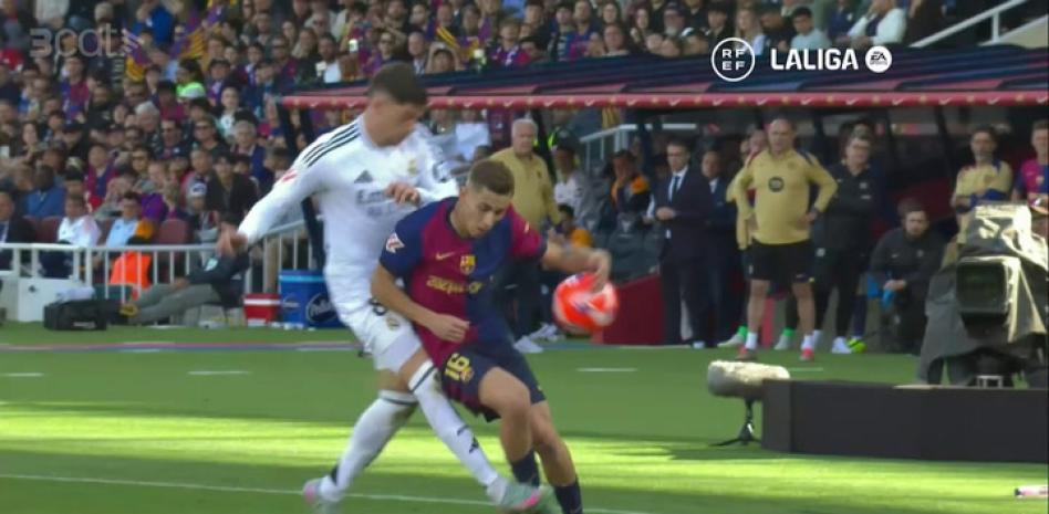 Aurélien Tchouaméni disputa el balón en el Clásico, bajo la revisión del VAR