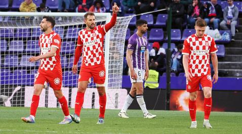 El Girona celebra su triunfo reciente en LaLiga, manteniendo vivas sus aspiraciones.