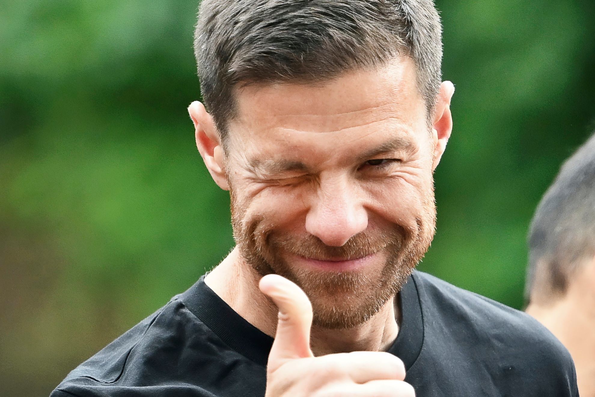 Xabi Alonso dirigiendo un entrenamiento con el foco en el Real Madrid