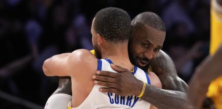 Stephen Curry and GSW teammates during a crucial game