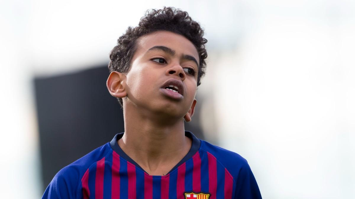 Jóvenes talentos de Barcelona celebrando un gol
