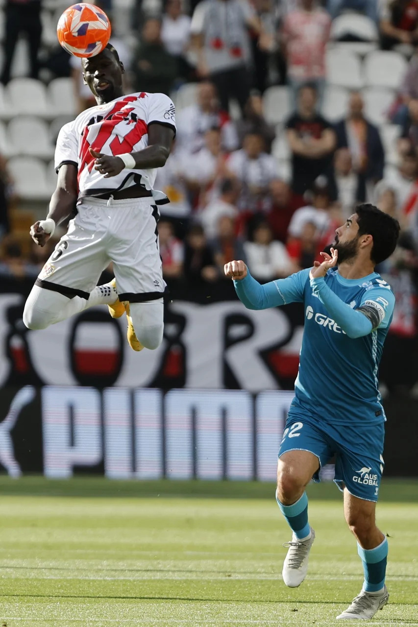 Cucho Hernández remata durante el partido entre Rayo Vallecano y Real Betis