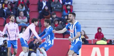 Edu Expósito celebra con el Espanyol en el RCDE Stadium