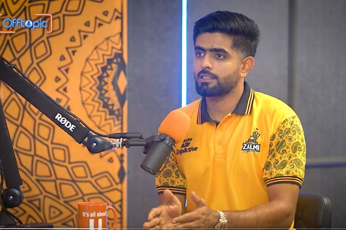 Babar Azam क्रिकेट टीम चुनते हुए