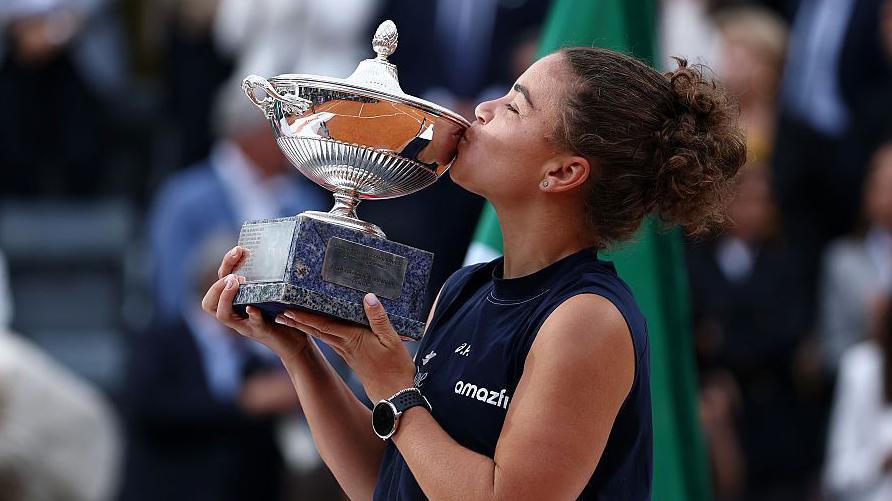 Jasmine Paolini celebrates Rome Open title win