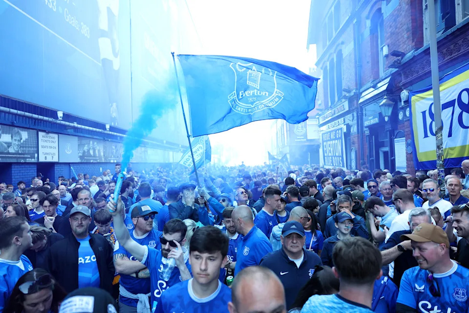 Everton marks the end of an era at Goodison Park with m owen and the team