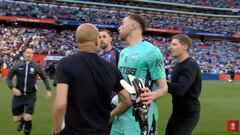 Daniel Muñoz celebrando en la final FA Cup 2025