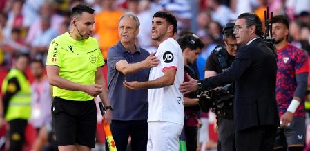 Equipo del Sevilla FC en acción durante un partido clave