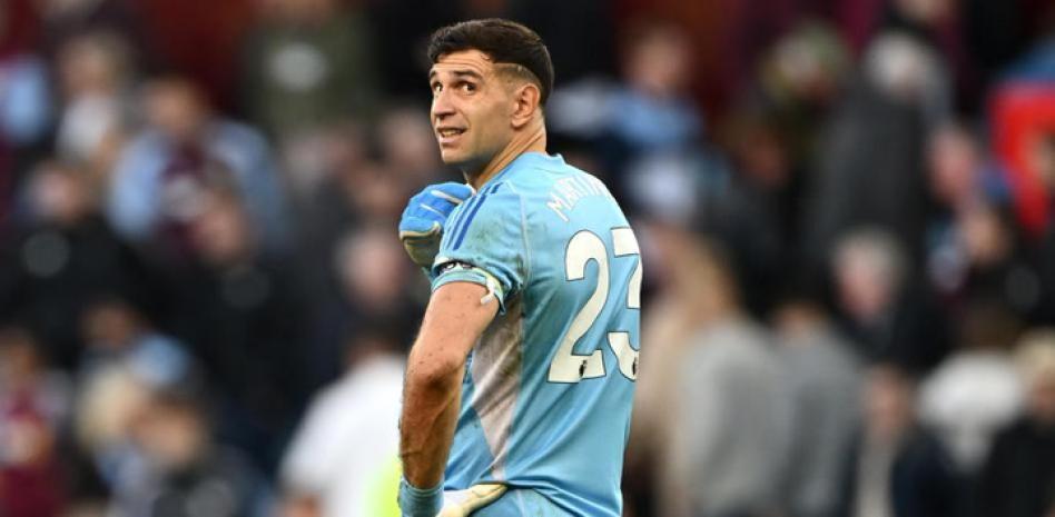 Emiliano Dibu Martínez durante un partido con Aston Villa