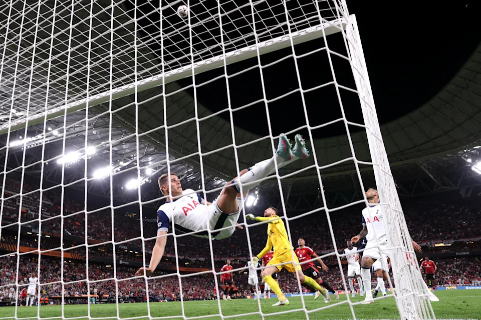 Rasmus Højlund in Europa League final action